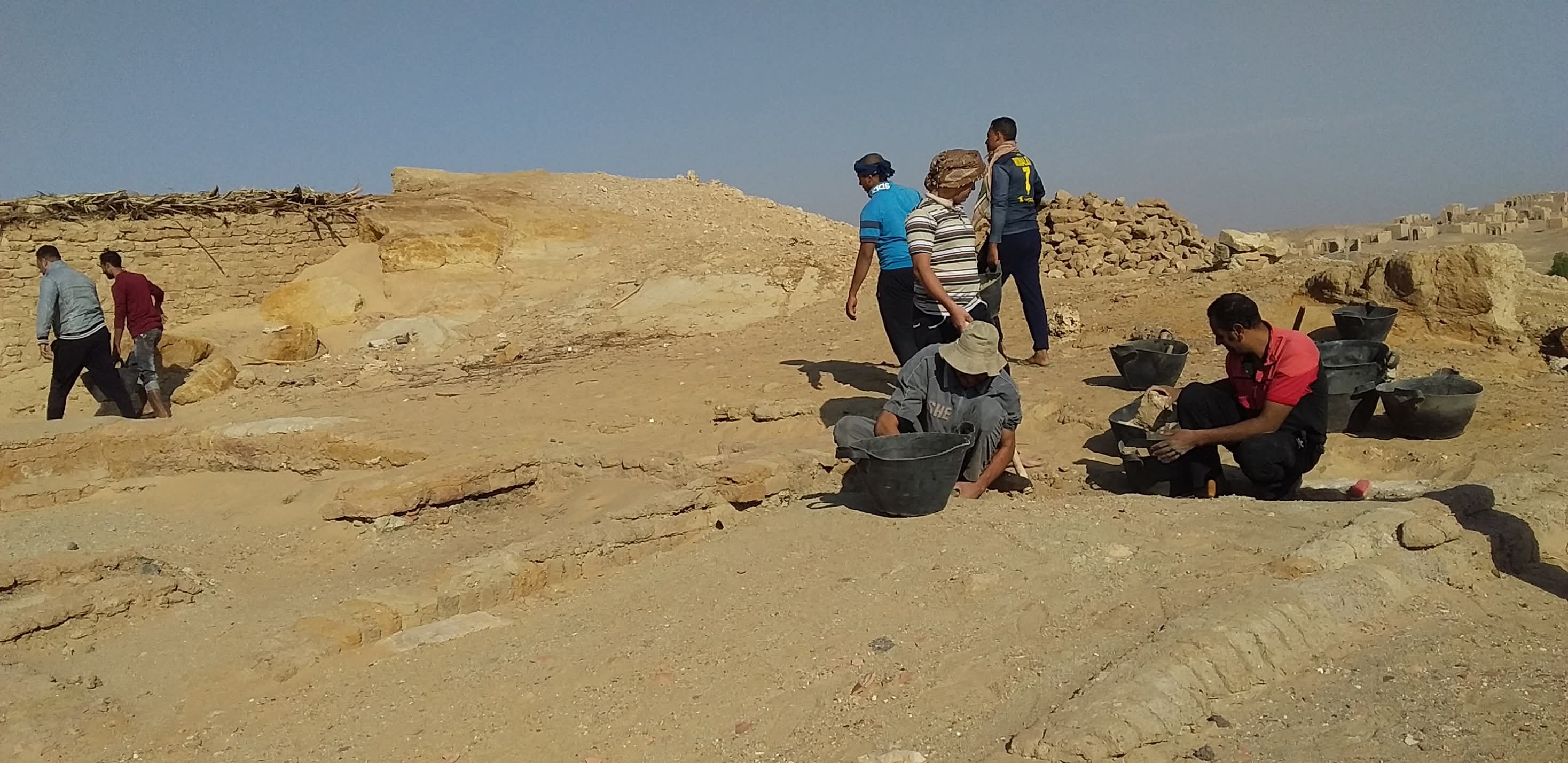 جانب من اعمال البعثة الأثرية جانب من اعمال البعثة الأثرية