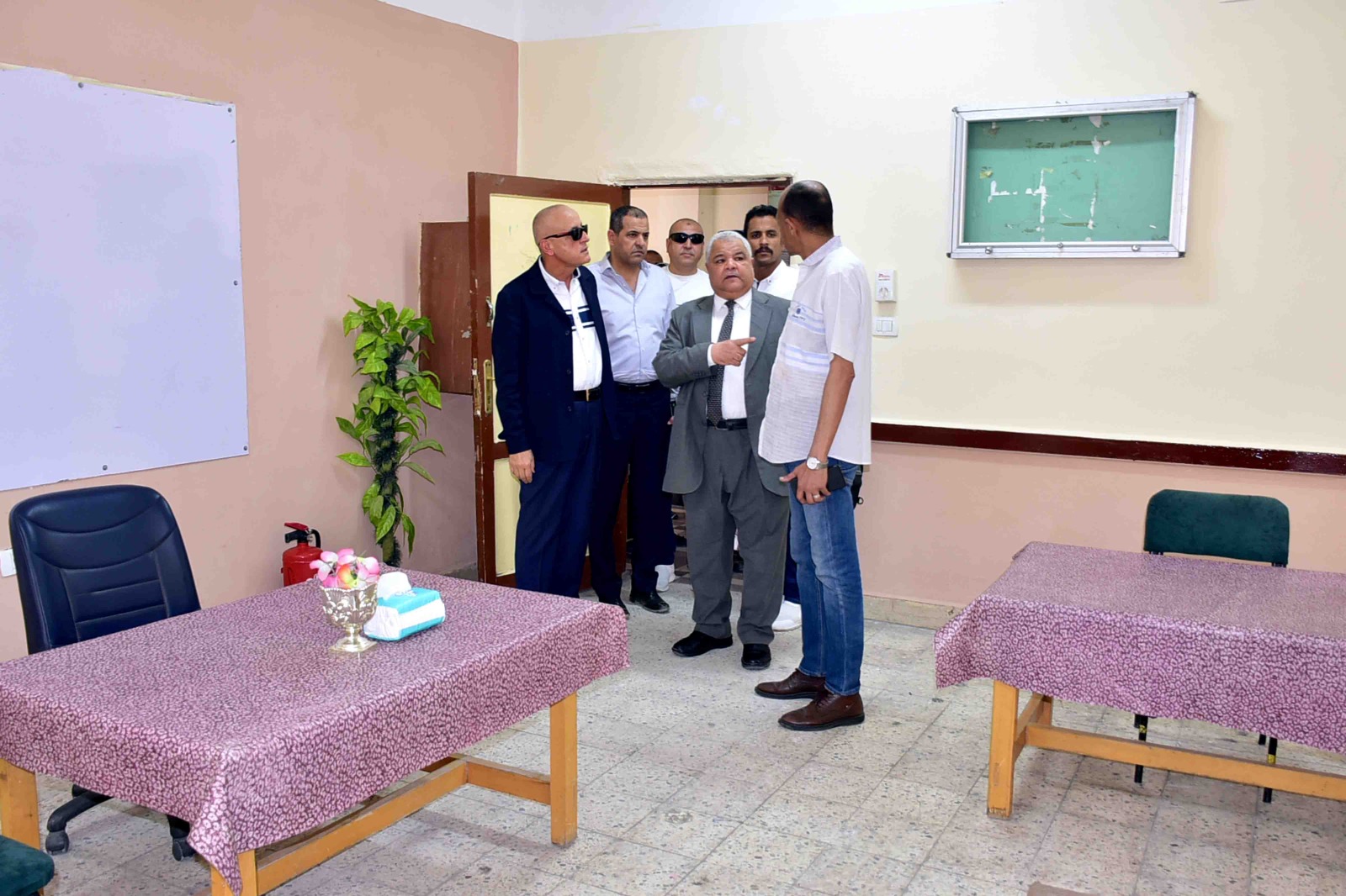 جولة المحافظ داخل اللجان الإنتخابية فى المدارس بالأقصر