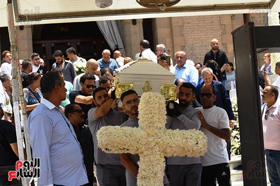 جثمان لطفي لبيب يغادر الكنيسة جثمان لطفي لبيب يغادر الكنيسة