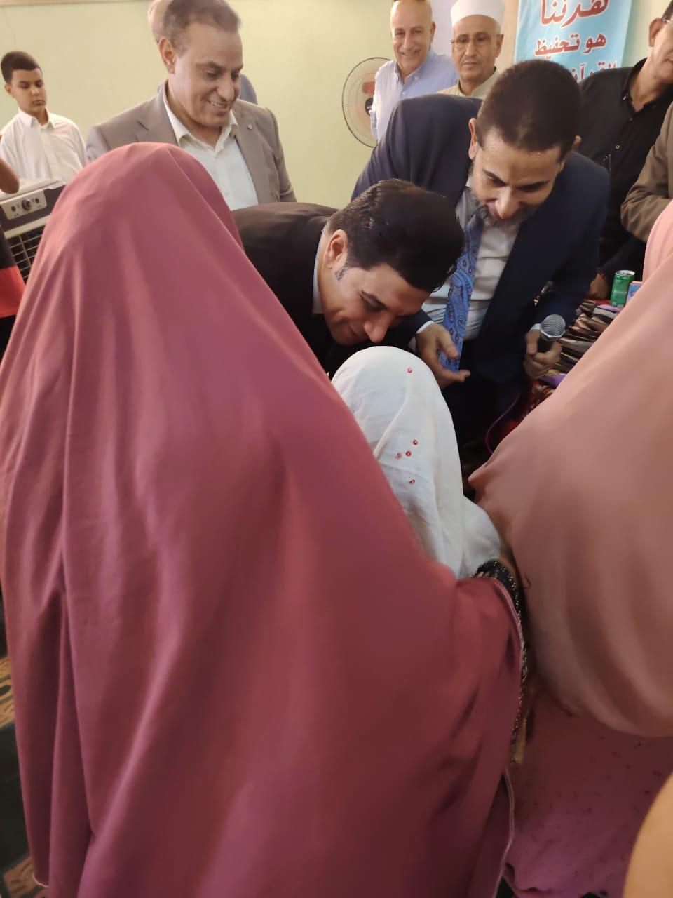 تسليم التكريم تسليم التكريم