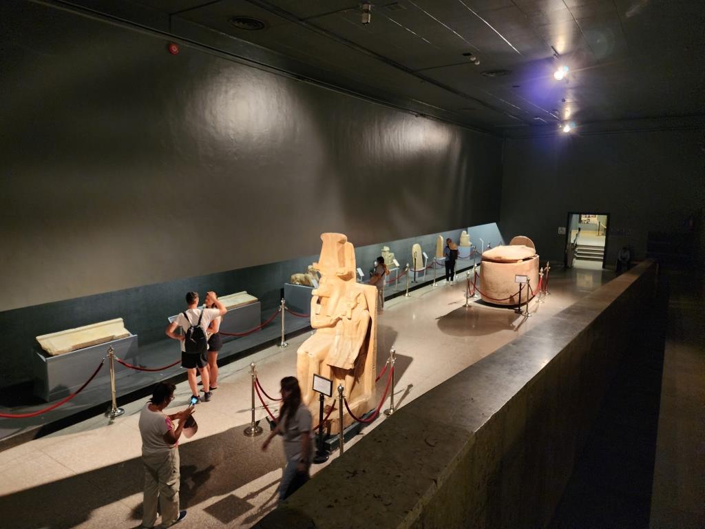 أروقة متحف الأقصر تجذب سياح العالم