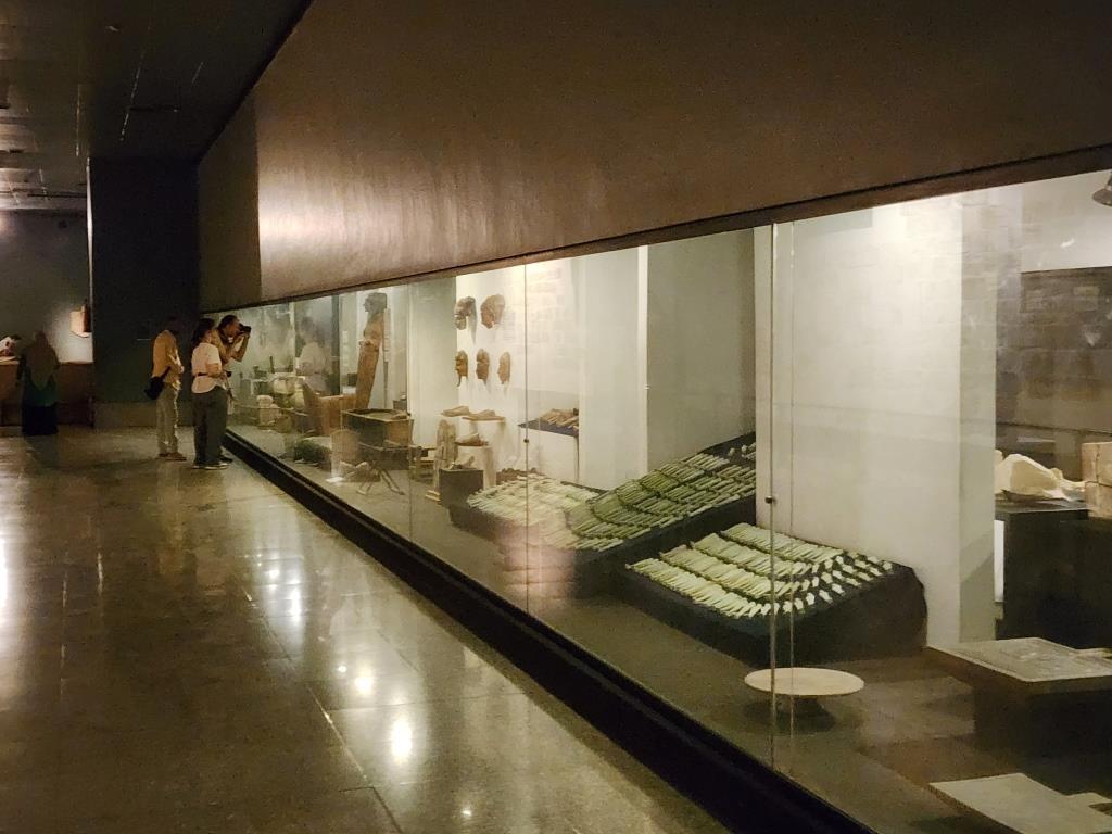 جانب من استمتاع السائحين فى جولتهم بالمتحف