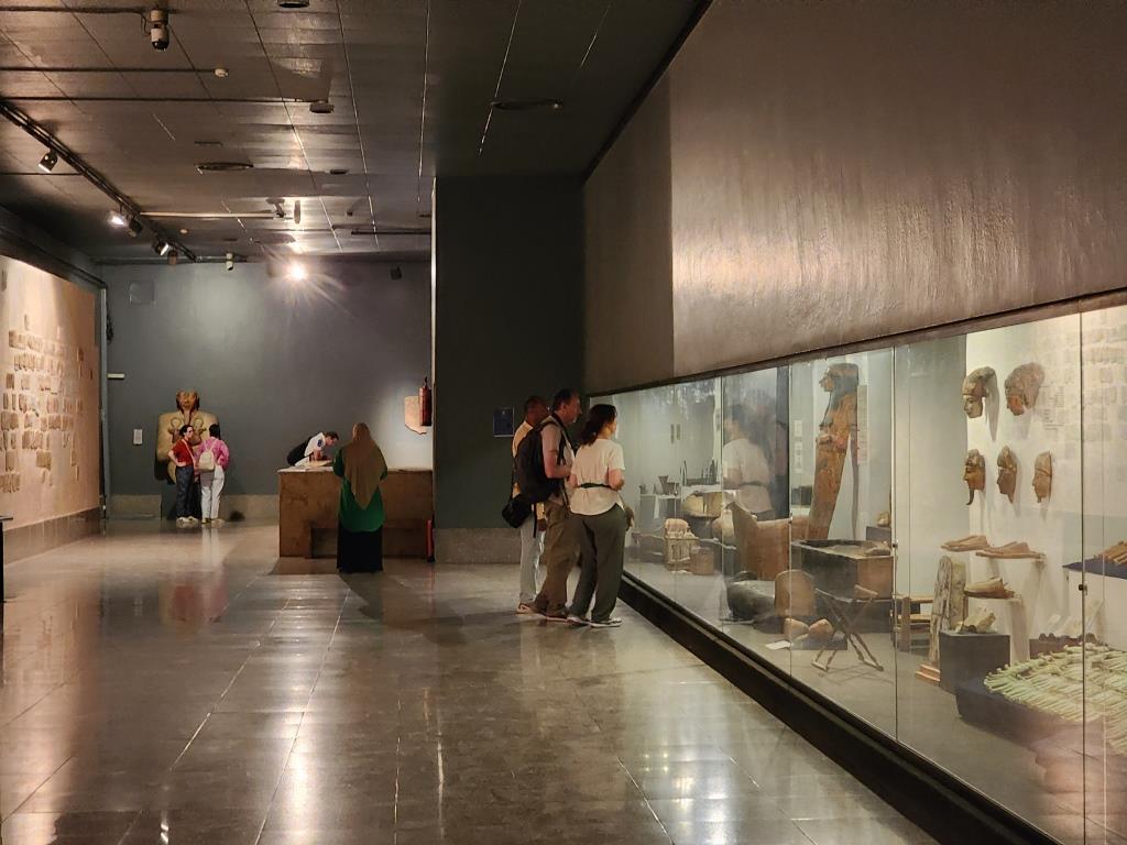 السياح يستمتعون خلال جولتهم بأروقة متحف الأقصر