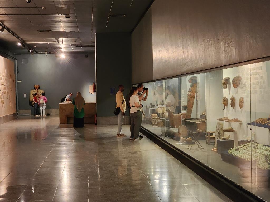 جانب من زيارات السائحين داخل متاحف الأقصر