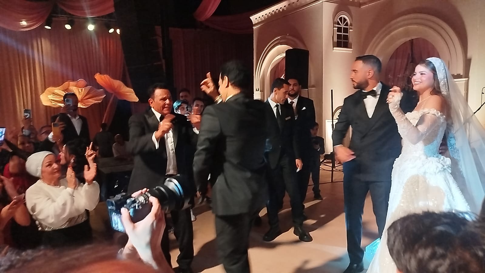 ايهاب توفيق يرقص فى فرح ابنة محمد فؤاد