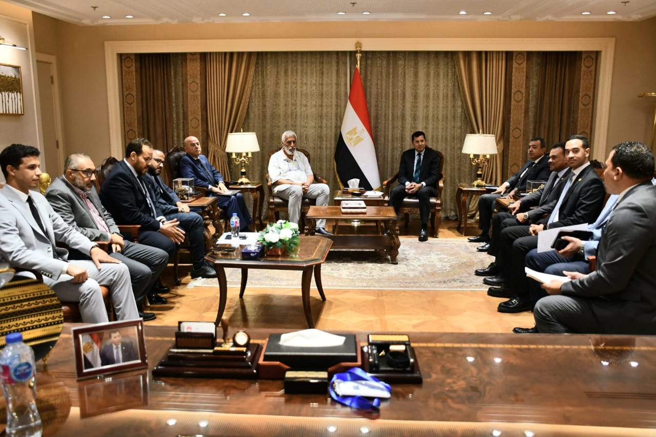 وزير الرياضة يلتقي مجموعة من  المستثمرين المصريين