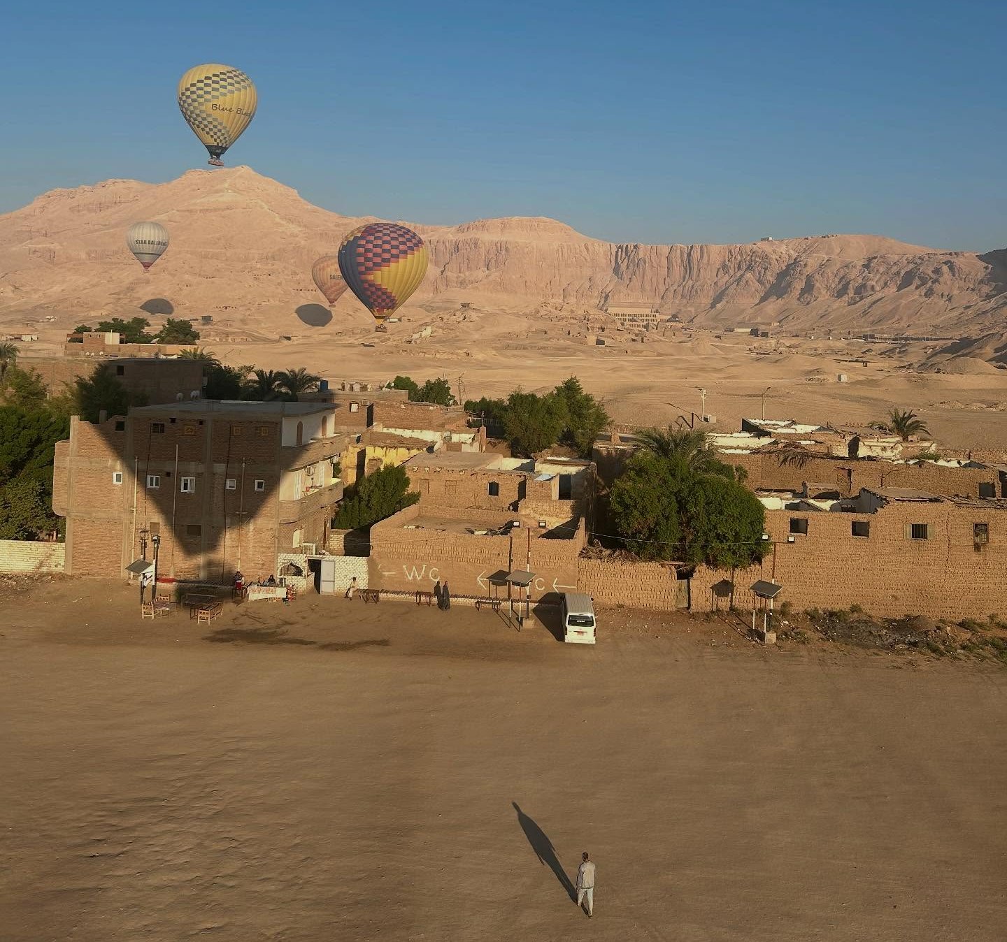 سماء الأقصر تشهد تحليق 600 سائح من حول العالم