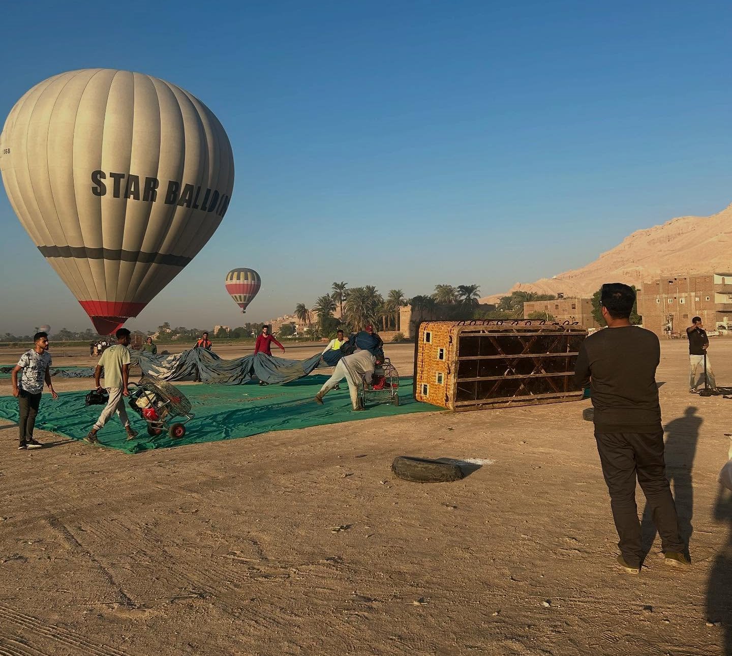 تجهيز رحلات البالون الطائر للتحليق فى سماء الأقصر