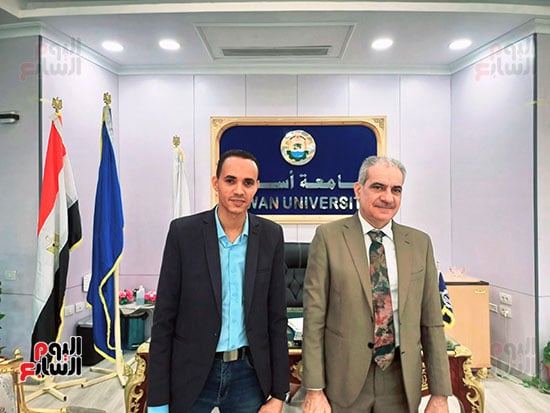 رئيس-جامعة-أسوان-مع-صحفى-اليوم-السابع رئيس-جامعة-أسوان-مع-صحفى-اليوم-السابع