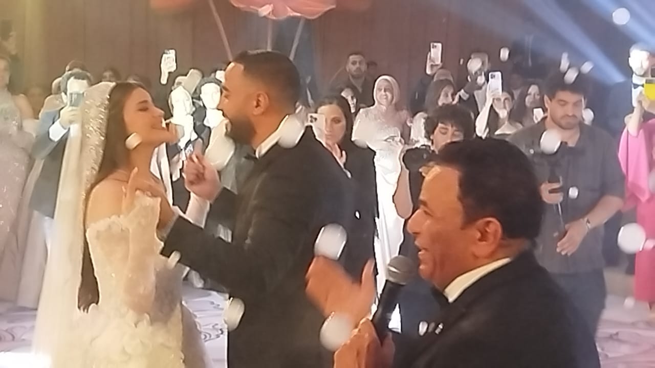 محمد فؤاد يغنى فى فرح ابنته