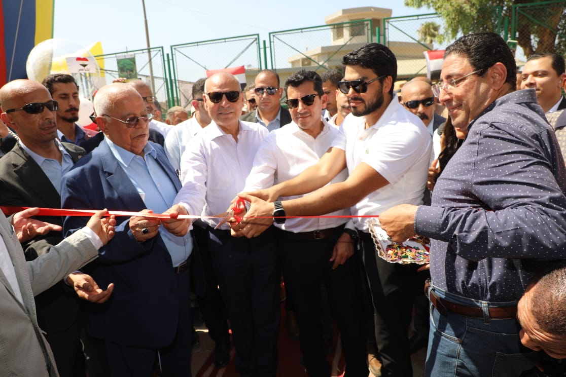 محافظ القاهرة ووزير الشباب والرياضة خلال الافتتاح (2)