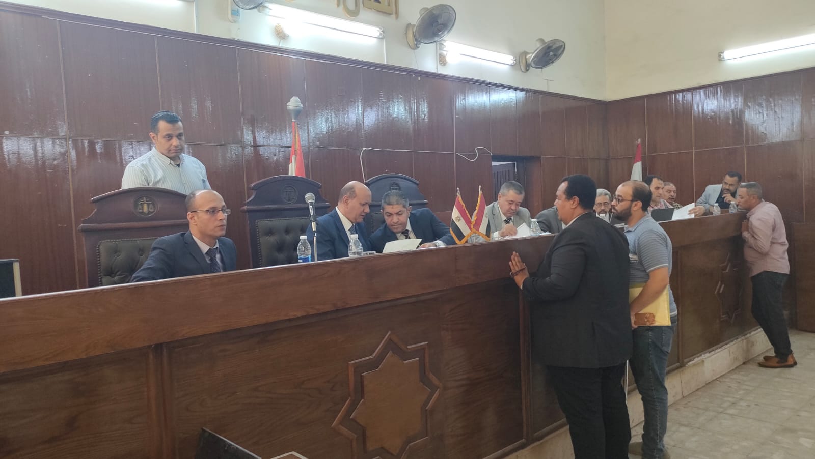 مراجعة الأوراق مع رئيس المحكمة 