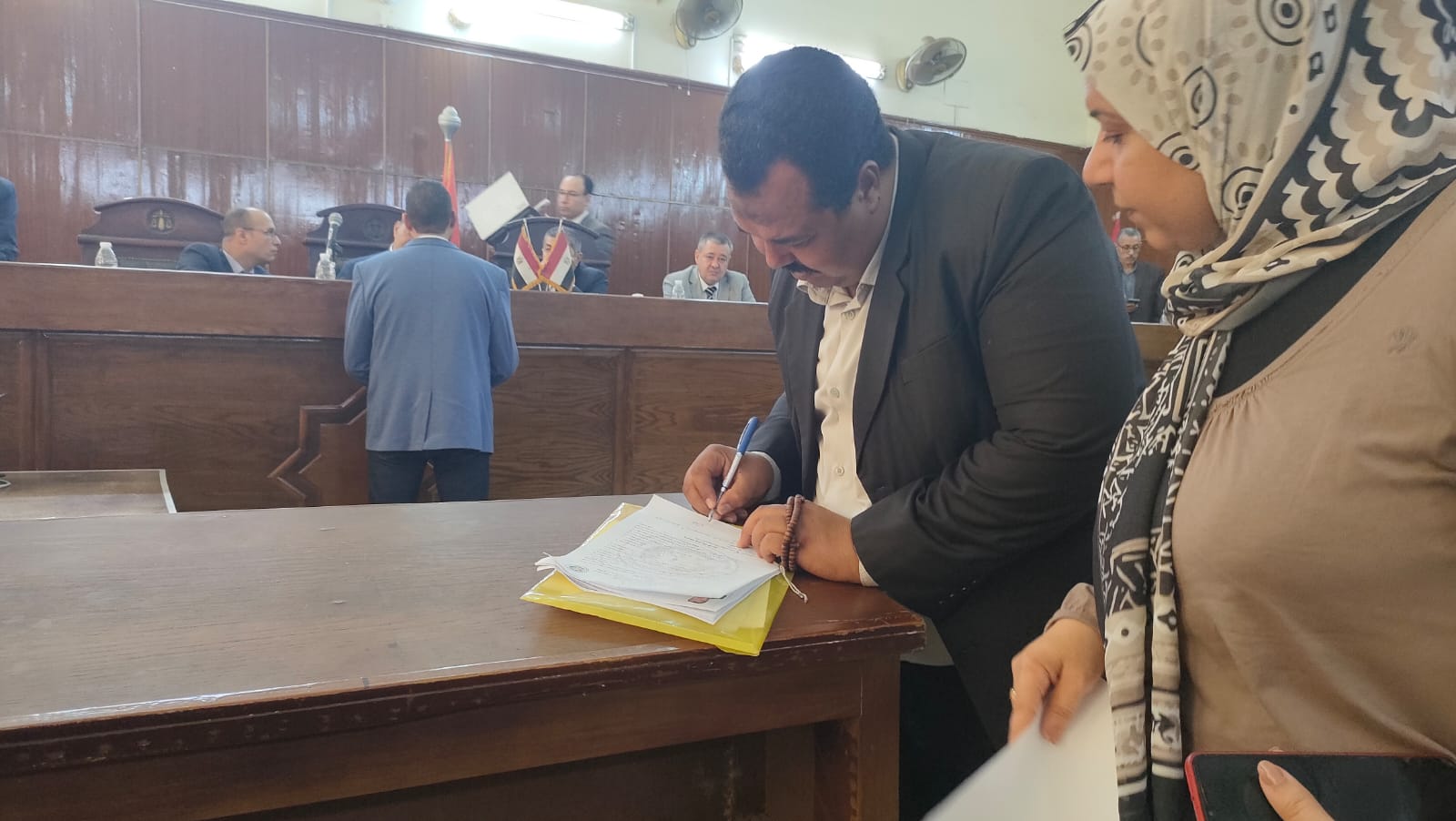 مرشح يقوم بإستكمال الأوراق 