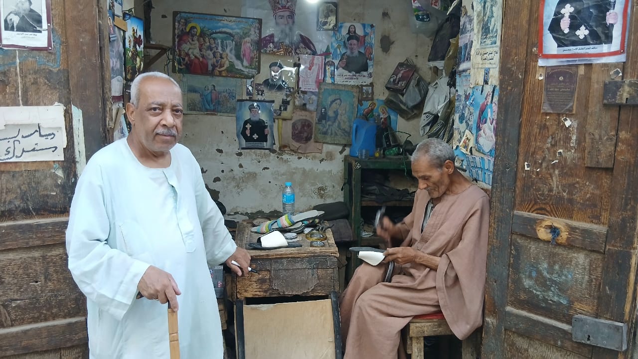 أقدم جزماتي بقنا مع صديقه