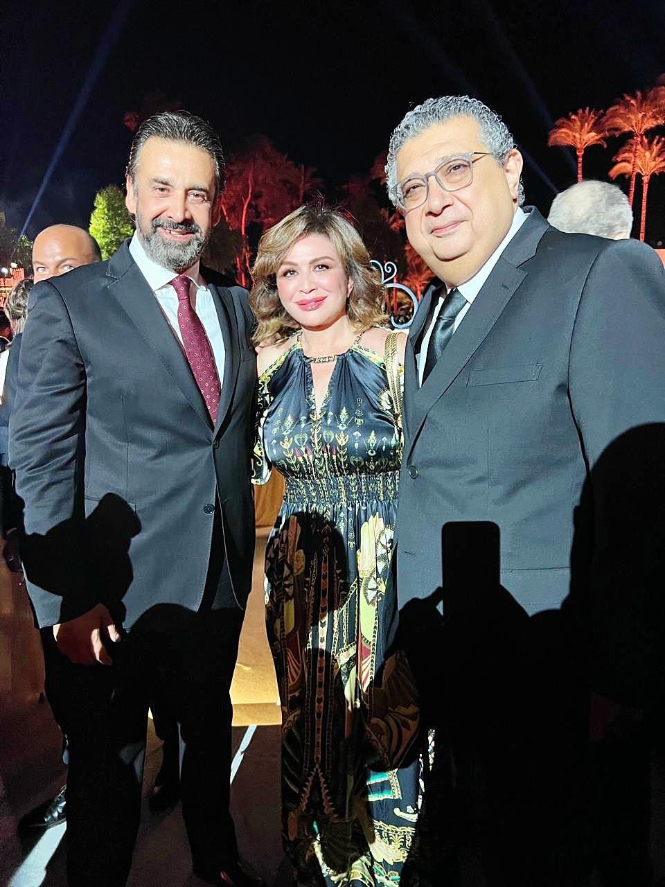إلهام شاهين تتوسط كريم عبد العزيز وماجد الكدواني