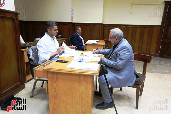 جانب من تلقي أوراق الترشح جانب من تلقي أوراق الترشح