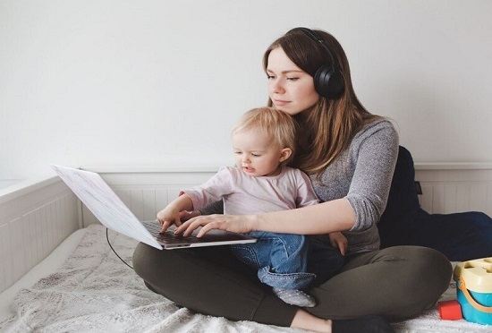 امرأة تعمل عن بعد