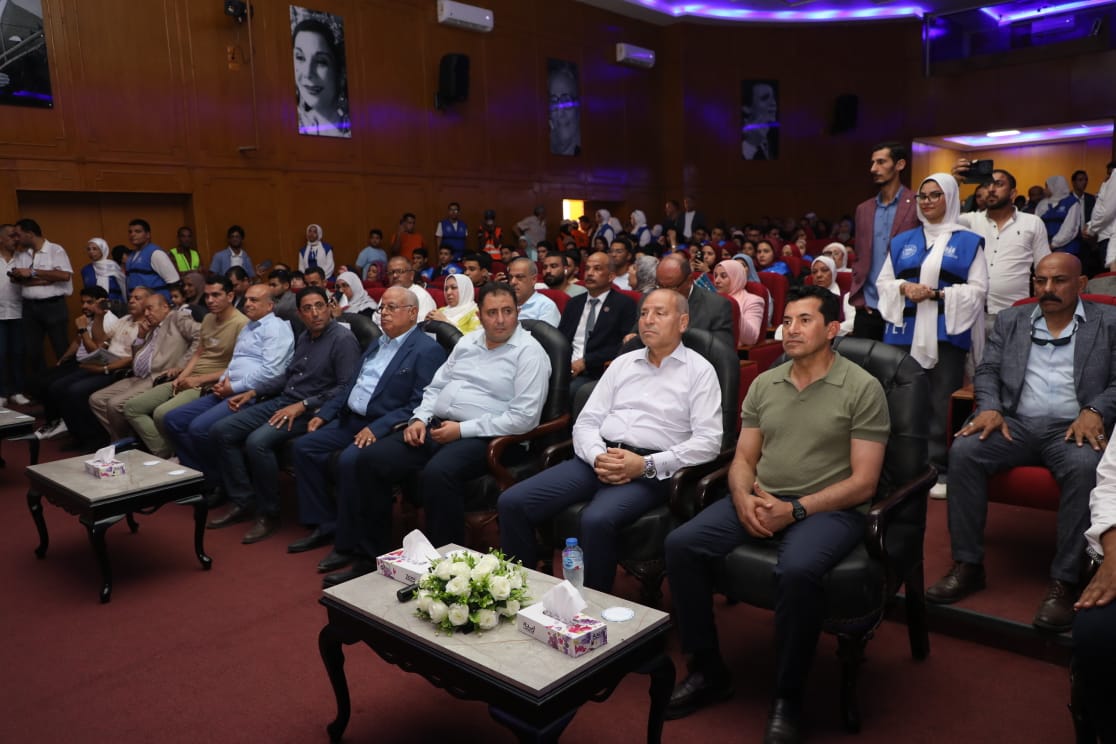 محافظ القاهرة ووزير الشباب والرياضة خلال الافتتاح (3)