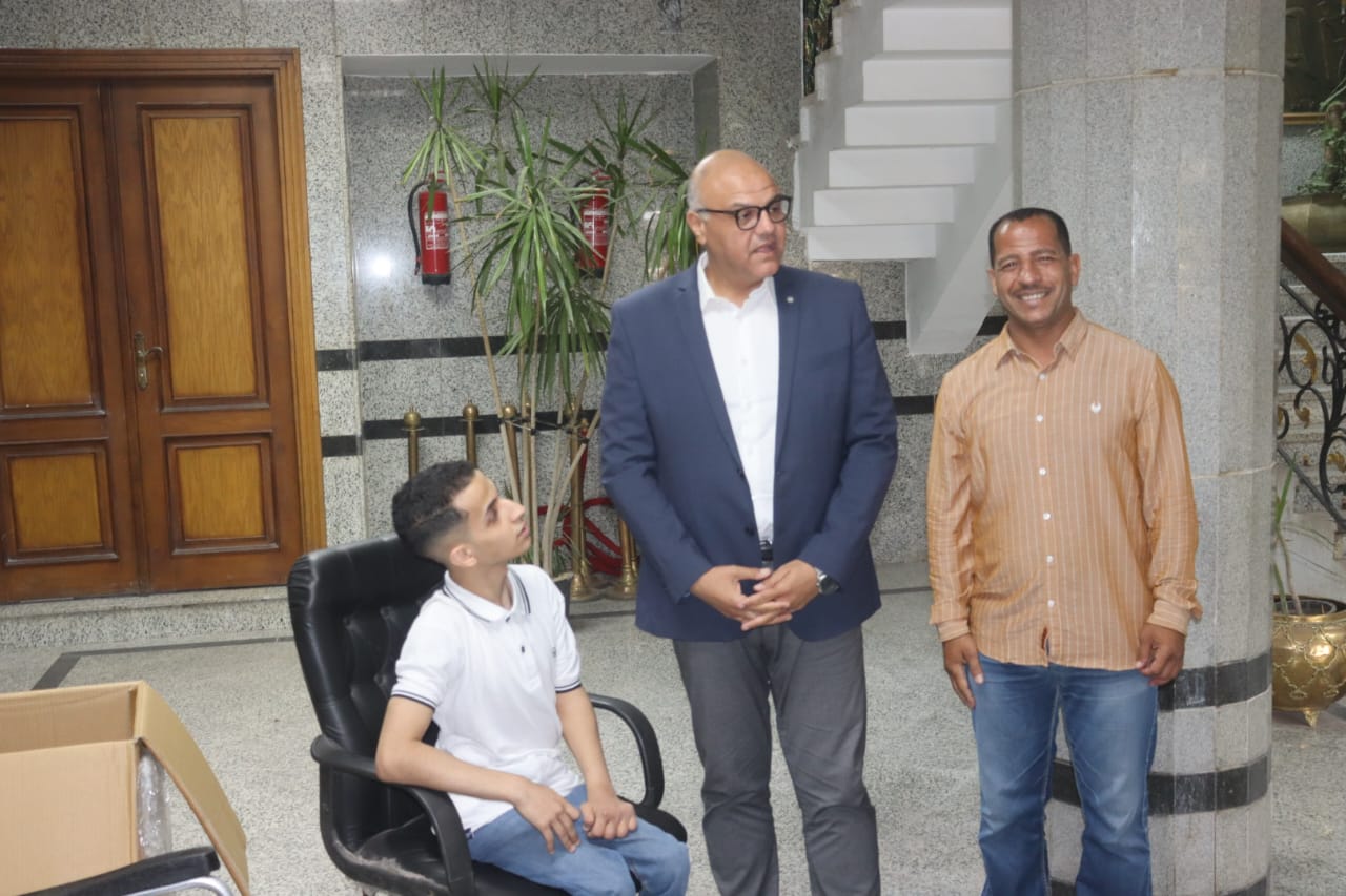 خلال تسليم الكرسي الكهربائي