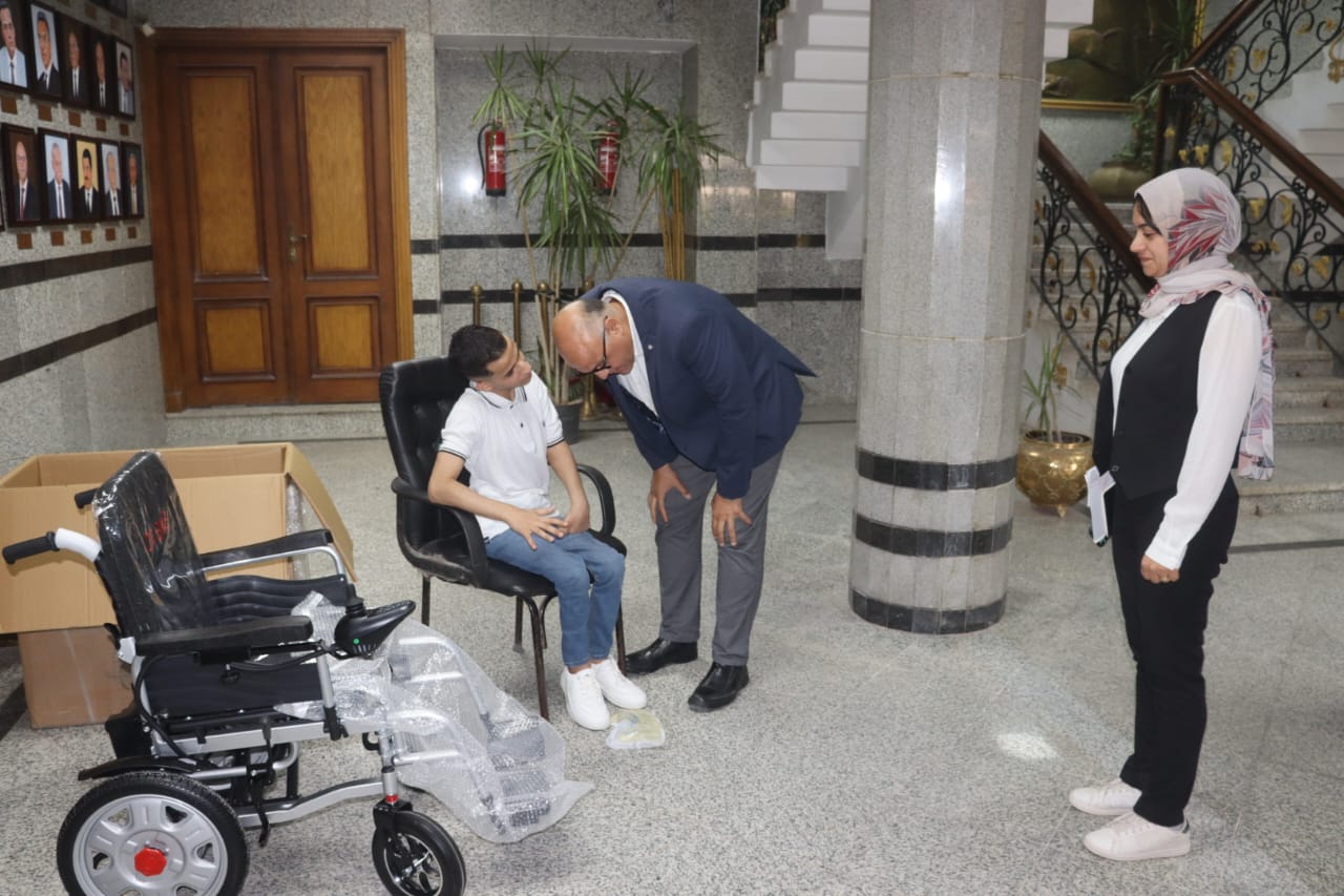 محافظ القليوبية ونائبته مع الشاب