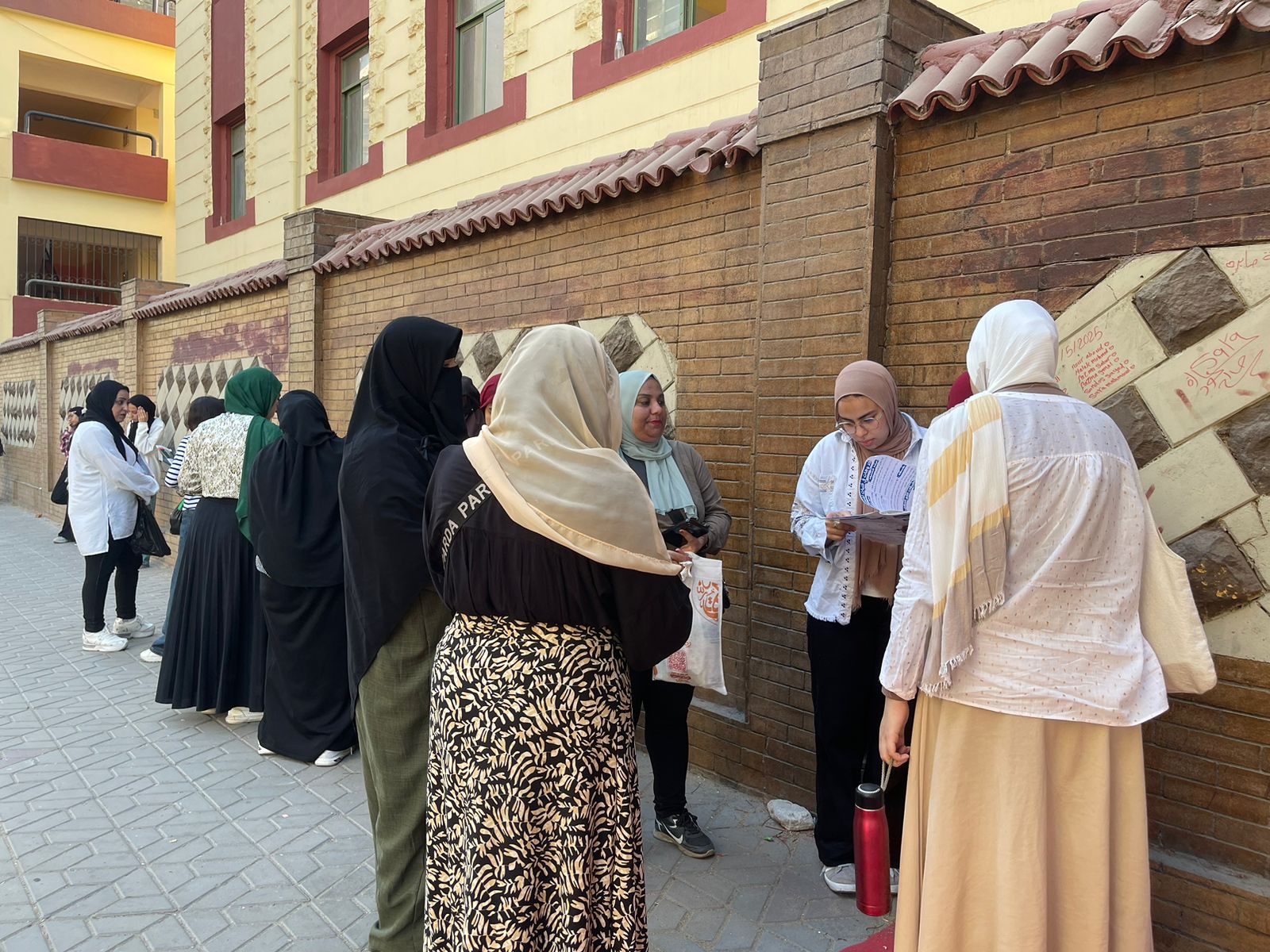 أولياء الأمور يدعمن أبناءهن فى محيط لجان الثانوية العامة