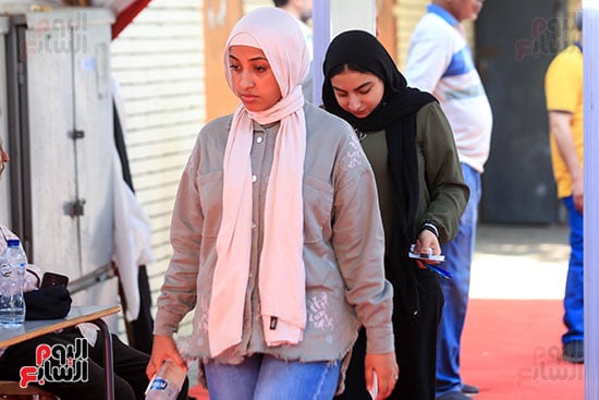 تركيز الطالبات قبل الامتحان تركيز الطالبات قبل الامتحان