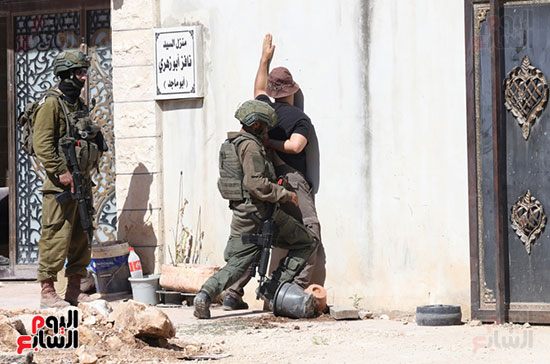 أوقف جنود إسرائيليون فلسطينيا وفتشوه عند حاجز تفتيش أثناء محاولته الوصول إلى منزله لإخلاء ممتلكاته أوقف جنود إسرائيليون فلسطينيا وفتشوه عند حاجز تفتيش أثناء محاولته الوصول إلى منزله لإخلاء ممتلكاته