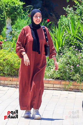 خروج طالبة بعد أداء الامتحان خروج طالبة بعد أداء الامتحان