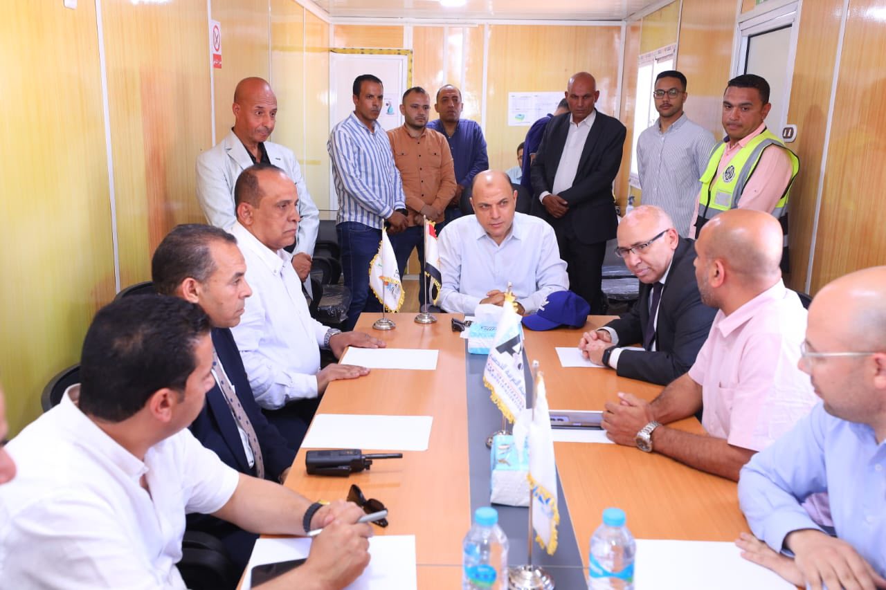 محافظ كفر الشيخ خلال استماعه لنسب انجاز المشروع