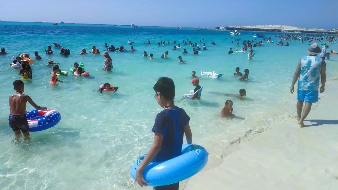 2- متعة وسباحة الاطفال بشواطئ مطروح 2- متعة وسباحة الاطفال بشواطئ مطروح