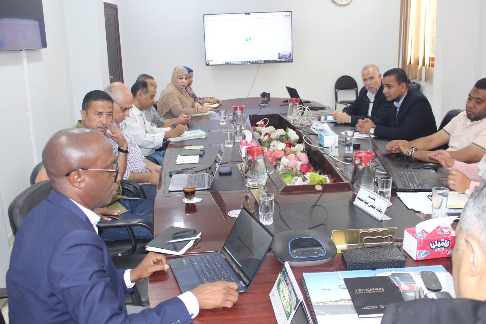 لقاء لمتابعة تنفيذ مشروع الصرف الصحي المتكامل بإسنا والطود