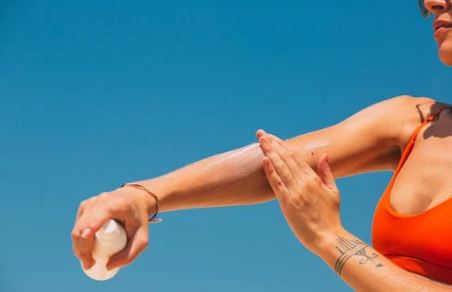 العناية بالبشرة والجسم على الشاطئ