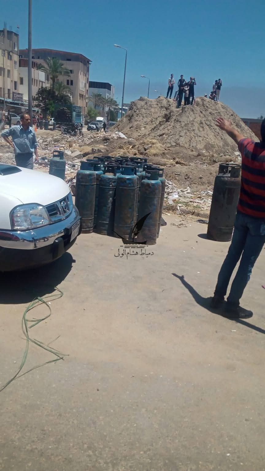 جانب من عمليات الإطفاء جانب من عمليات الإطفاء