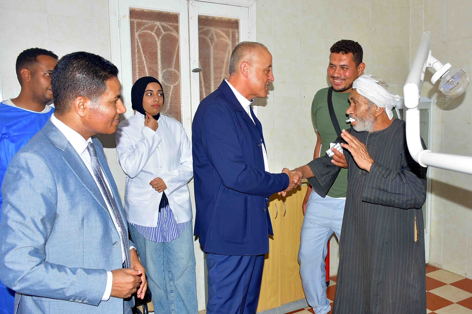 لقاء المحافظ مع المواطنين بالوحدات الصحية