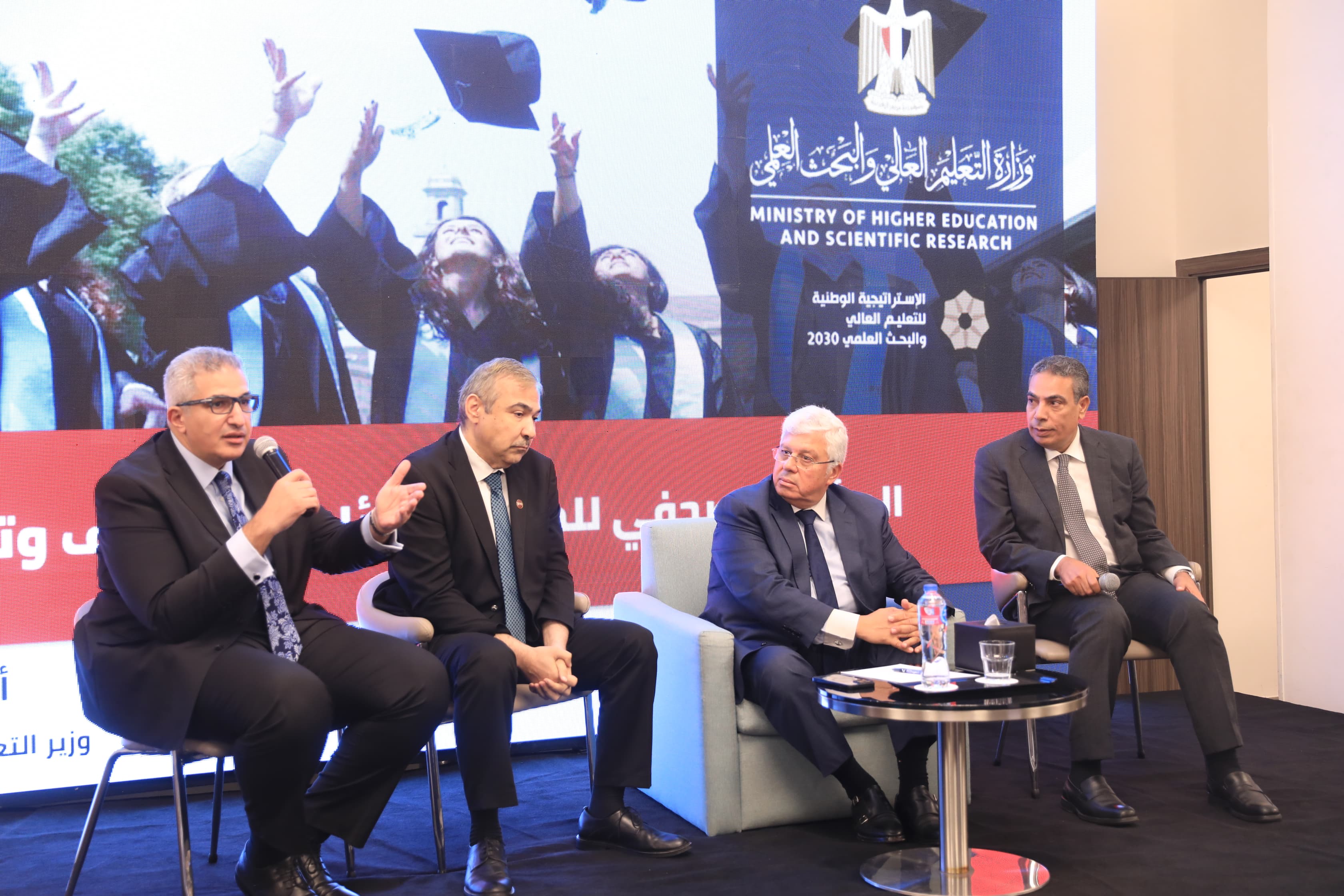 خلال الاجتماع
