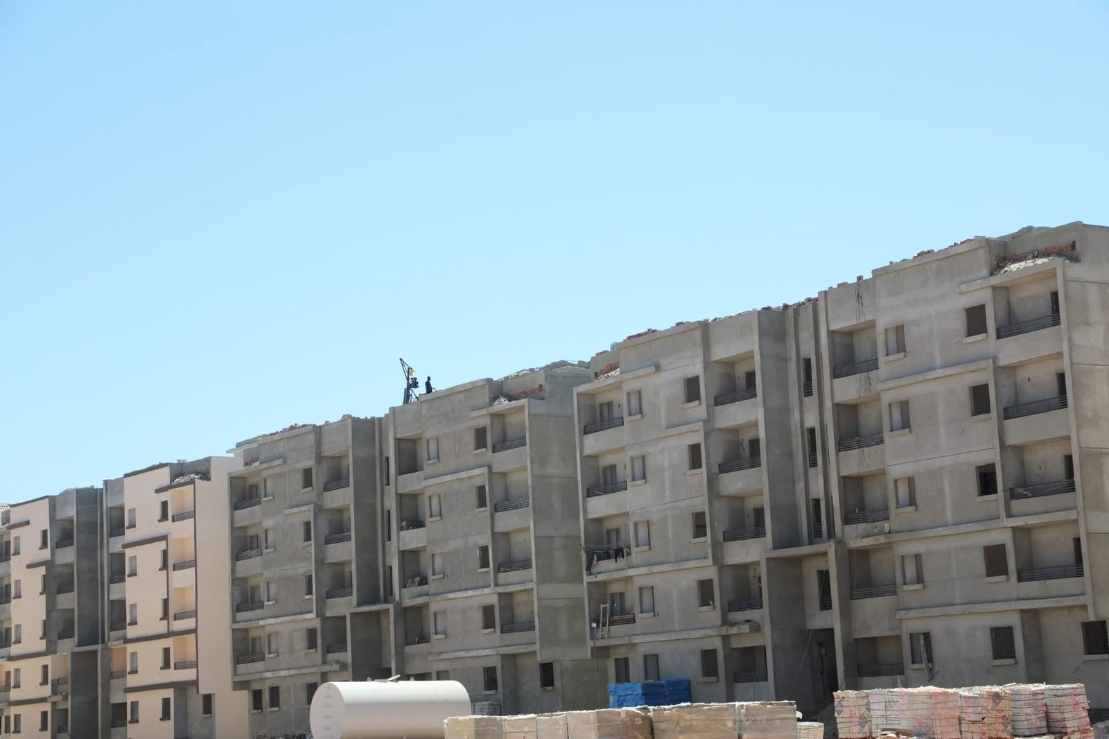 نهضة عمرانية في قطاع الإسكان بمدينة الغردقة.. عمارات مشروعات الإسكان تتخطى المليار جنيه في عدة مناطق مختلفة لصالح محافظة البحر الأحمر.. المساحات تبدأ من 100 متر حتى 120 وتُباع بالمزاد العلنى..صور