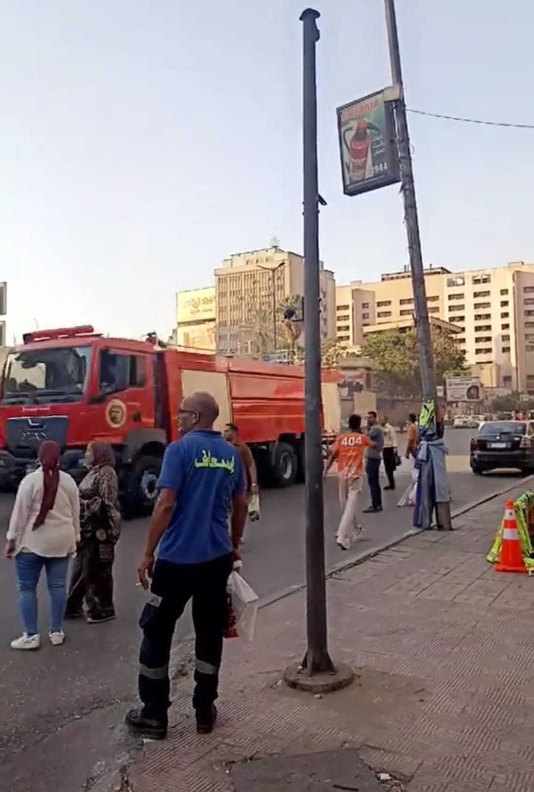 لحظة انطلاق سيارات خزانات ضخمة للمياه ساهمت فى إخماد حريق سنترال رمسيس   (5)