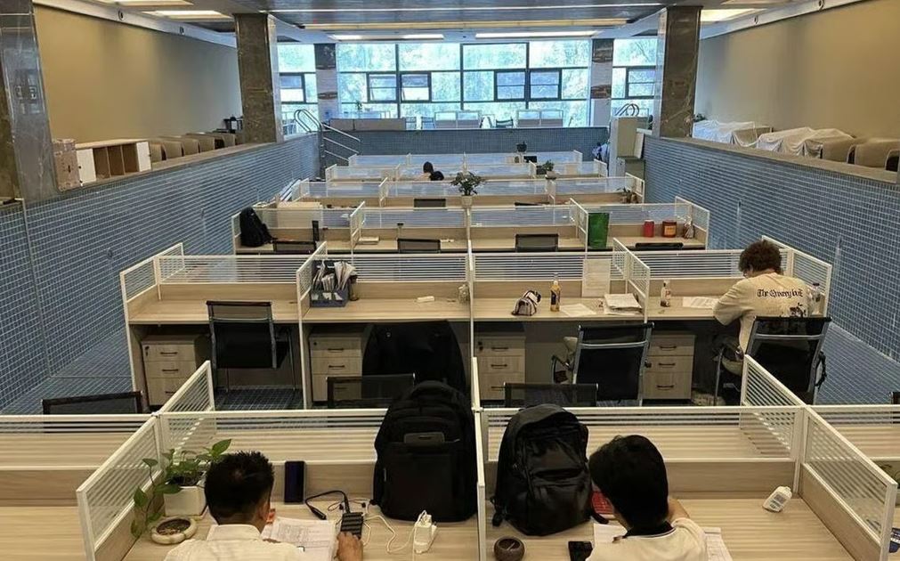 حمام السباحة يتحول لمكتب موظفين