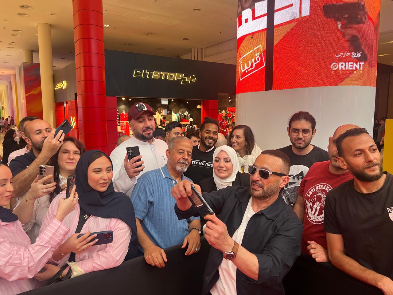 احمد السقا يحتفل مع الجمهور الاماراتى بعرض احمد واحمد