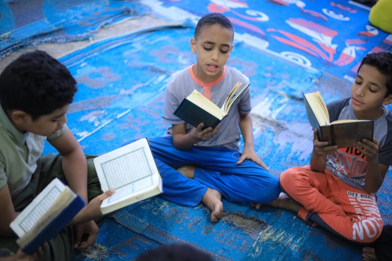 أطفال المدرسة القرآنية بقرية البعيرات خلال حفظ كتاب الله