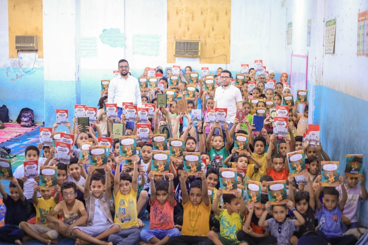 قيادات المدرسة القرآنية مع الأطفال خلال حفظ كتاب الله يومياً