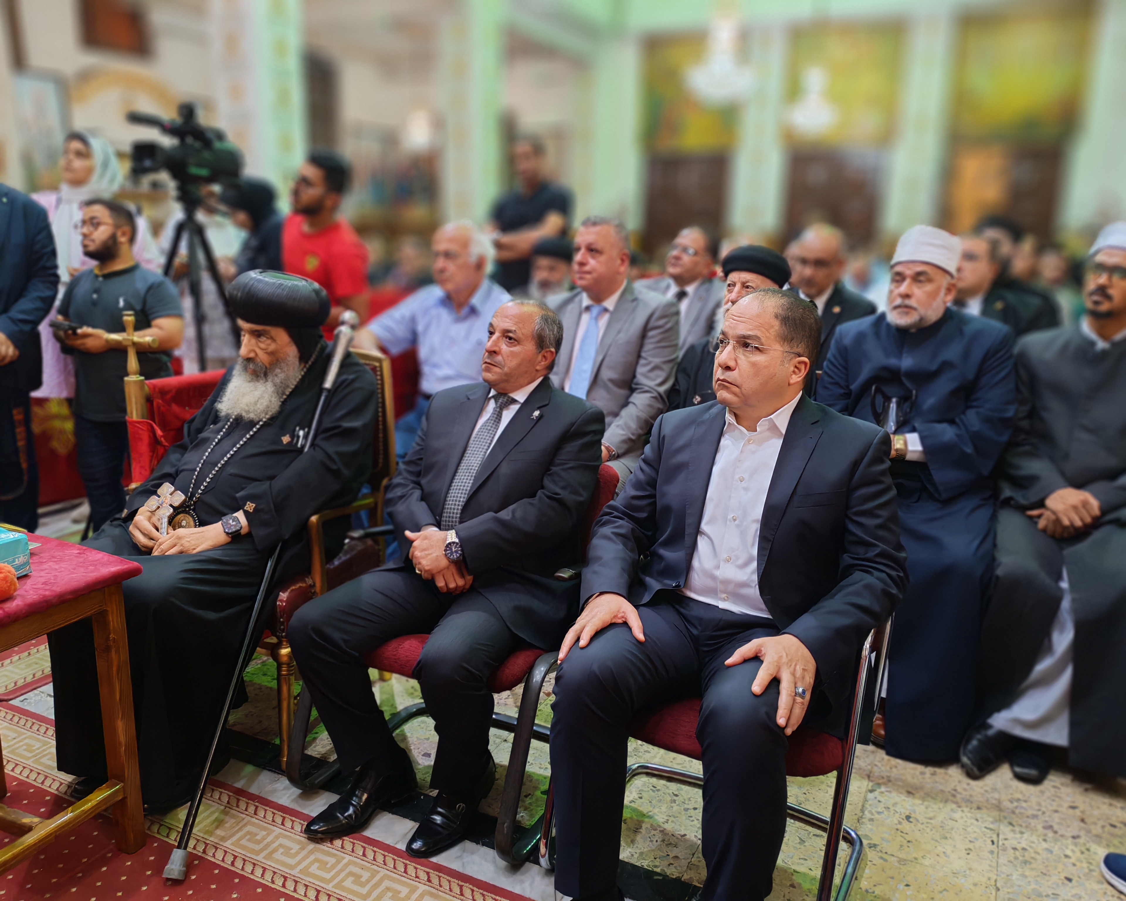 جانب من مقدمي العزاء جانب من مقدمي العزاء