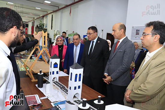 رئيس جامعة دمنهور يدشن فعاليات مبادرة بداية جديدة (1)