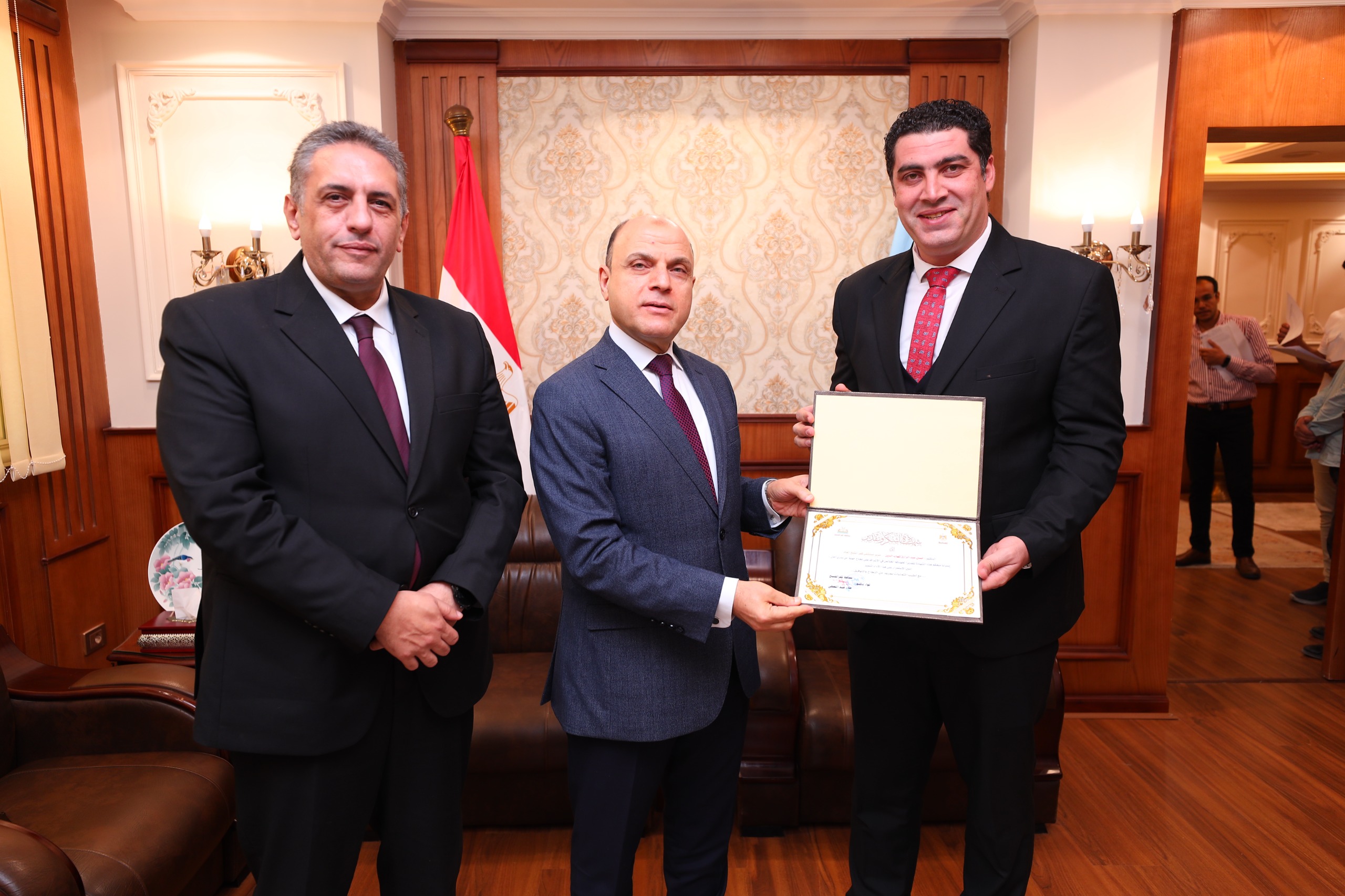 محافظ كفر الشيخ يكرم الدكتور حسين عبد الرازق مدير مستشفى كفر الشيخ العام