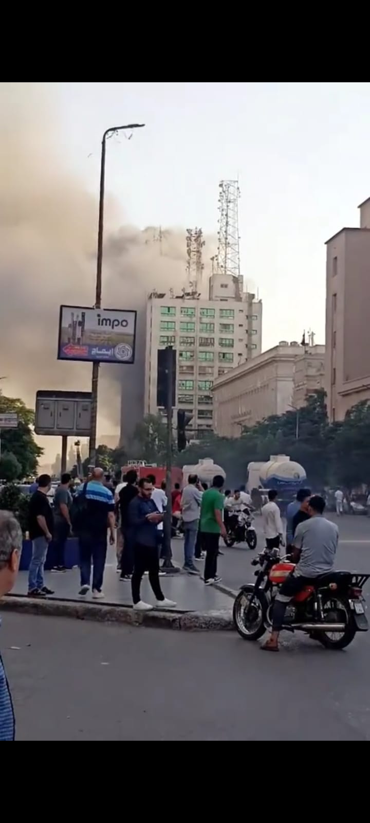 لحظة انطلاق سيارات خزانات ضخمة للمياه ساهمت فى إخماد حريق سنترال رمسيس   (2)