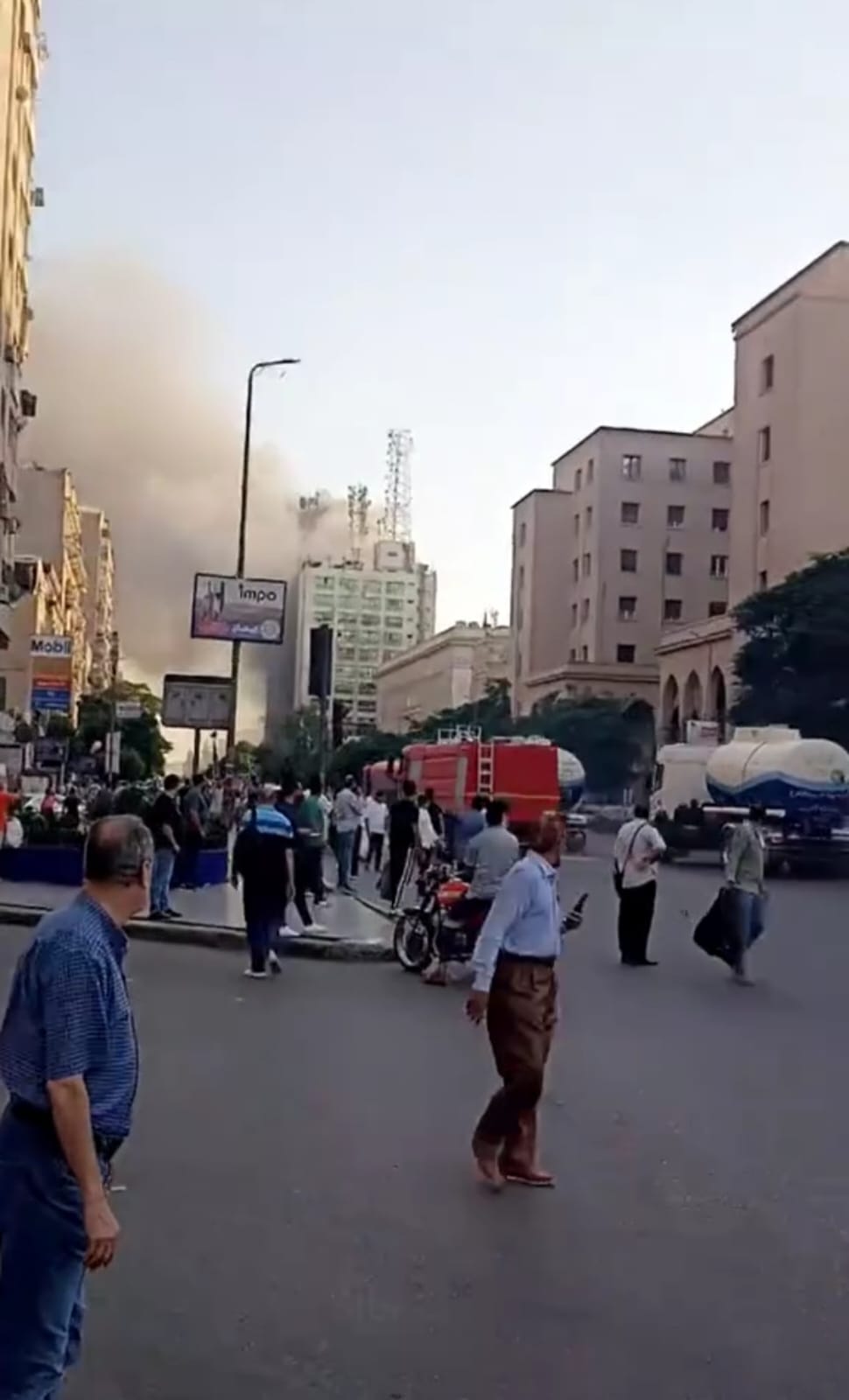 لحظة انطلاق سيارات خزانات ضخمة للمياه ساهمت فى إخماد حريق سنترال رمسيس   (4)
