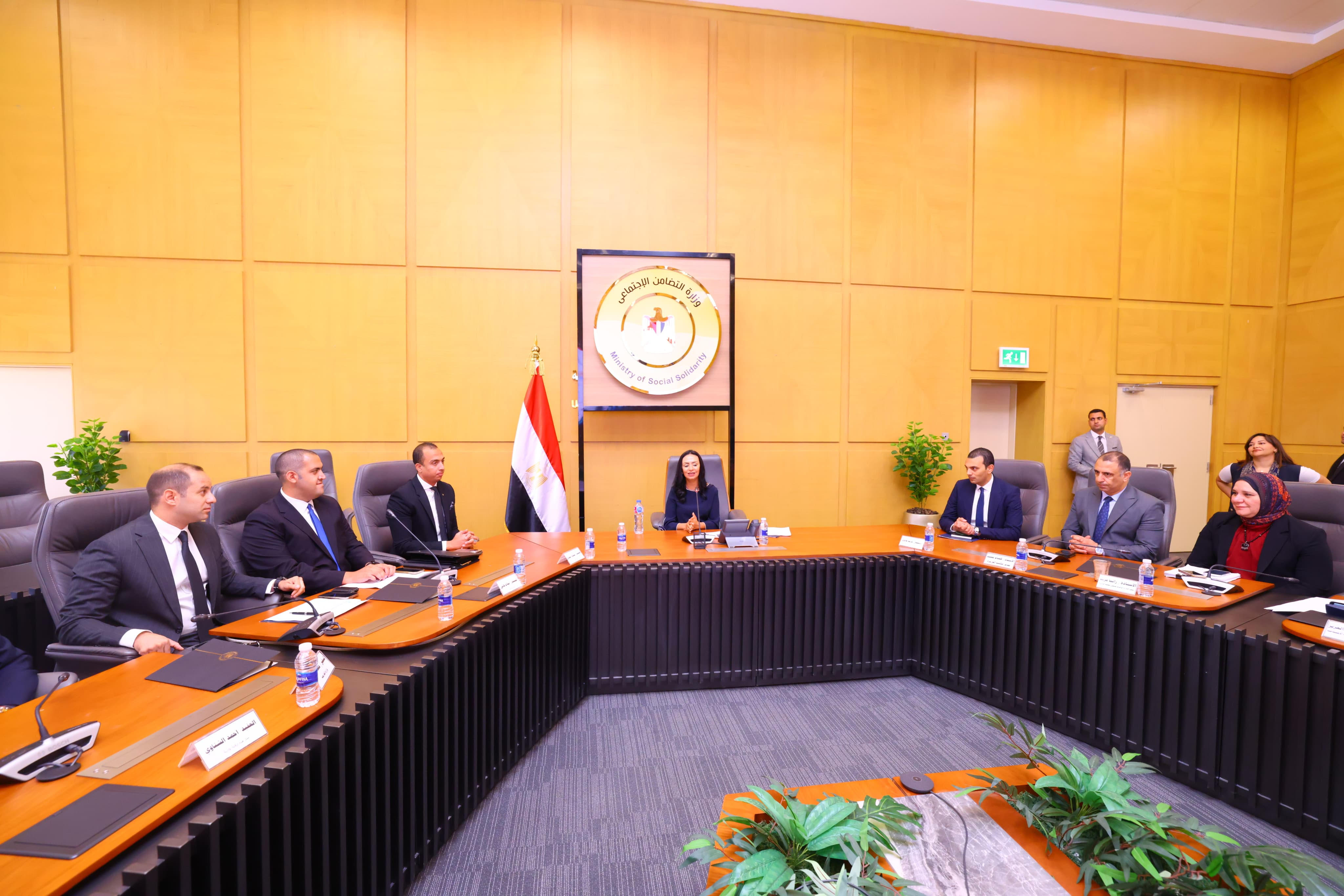 الدكتورة مايا مرسى وزيرة التضامن تترأس لجنة الأسر البديلة الدكتورة مايا مرسى وزيرة التضامن تترأس لجنة الأسر البديلة