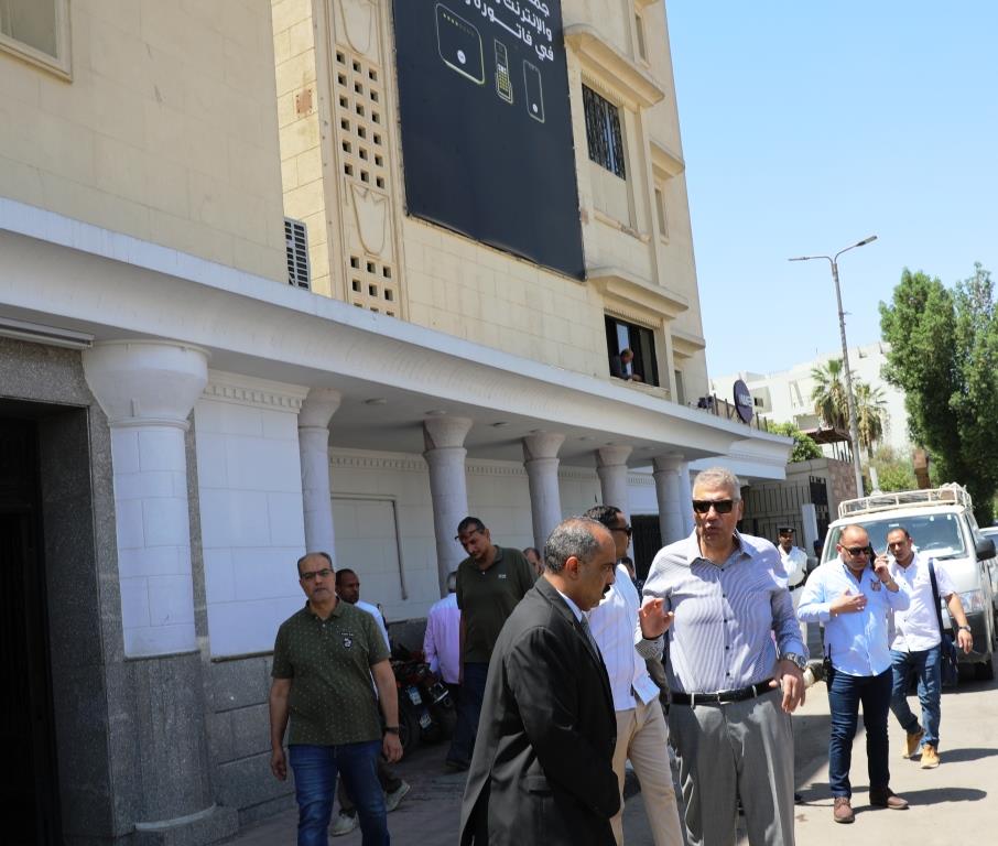 محافظ أسوان يتفقد السنترال الرئيسى