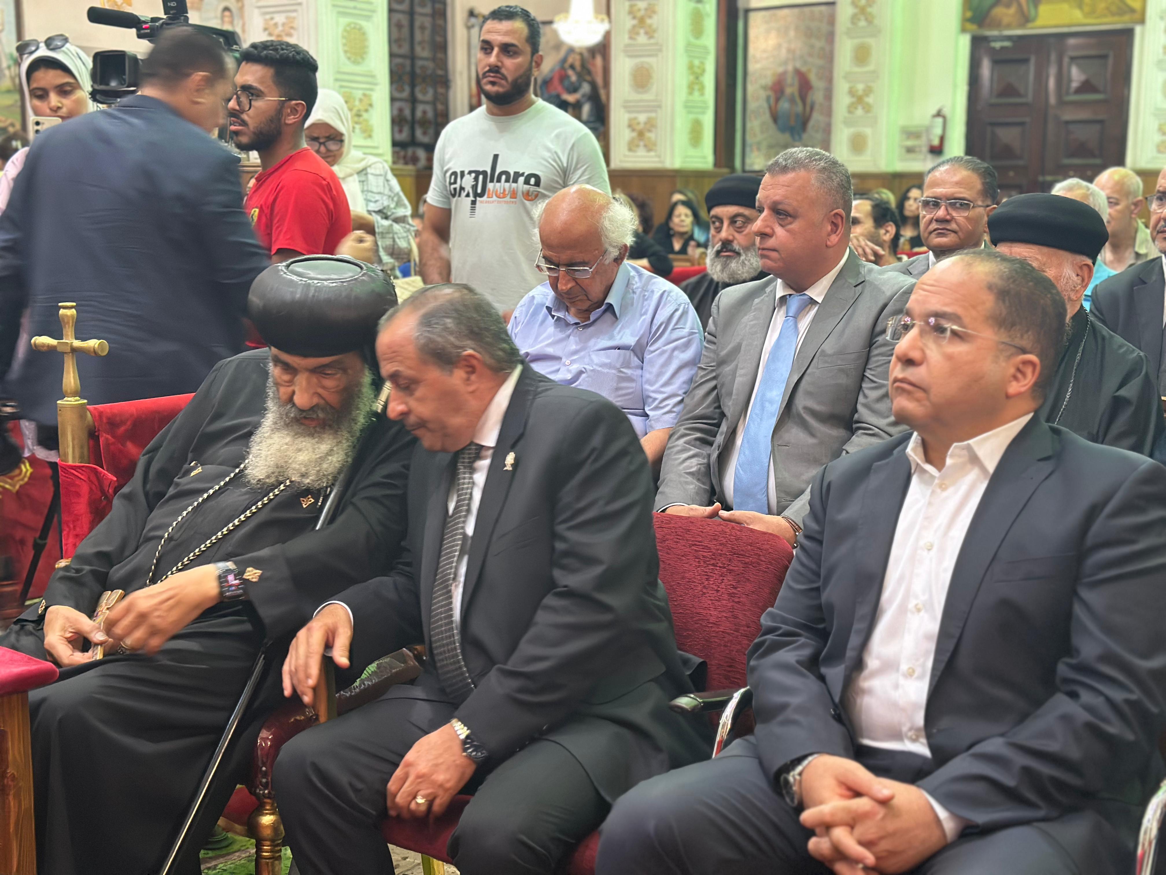 المحافظ خلال تقديم العزاء المحافظ خلال تقديم العزاء