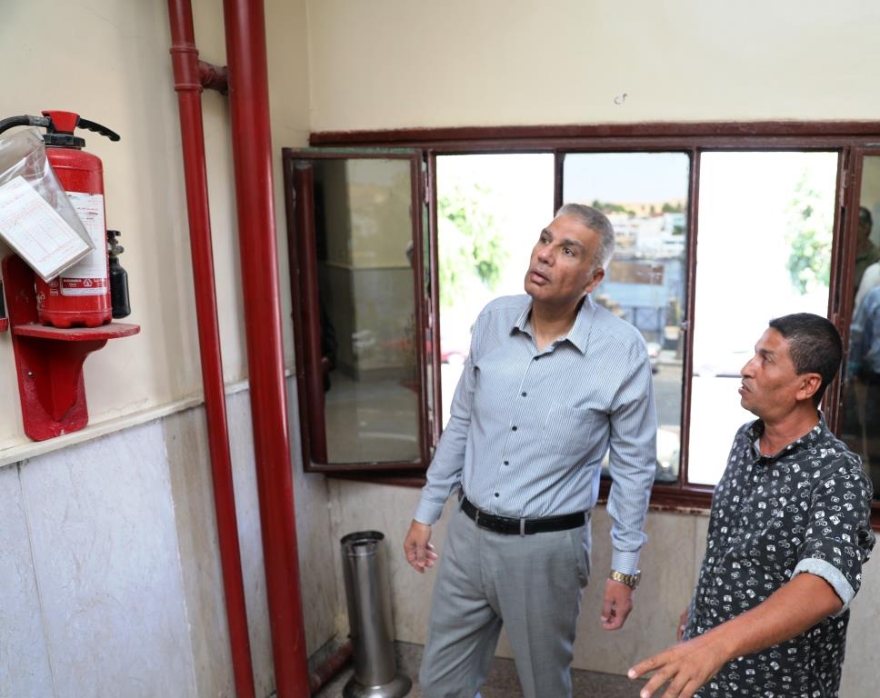 محافظ أسوان يطمئن على منظومة الإطفاء